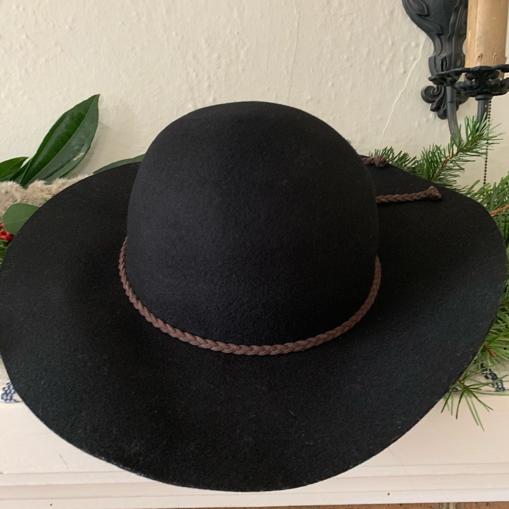 Pack of Cute Felt Hats for Winter! - Picture 3 of 7